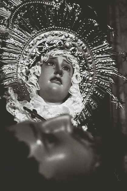 Foto close-up di una statuetta di un santo con un'ala