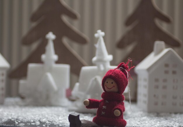 Foto prossimo piano della figurina sul tavolo