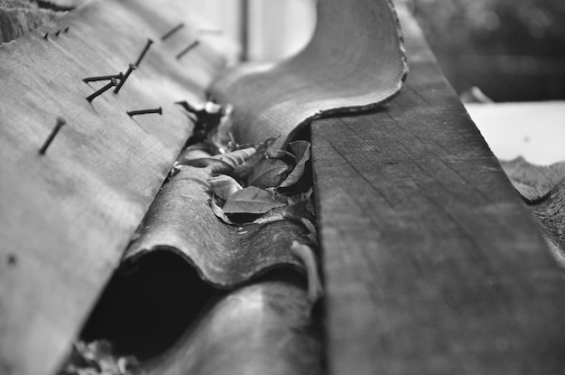 Foto prossimo piano della statuetta sul tavolo