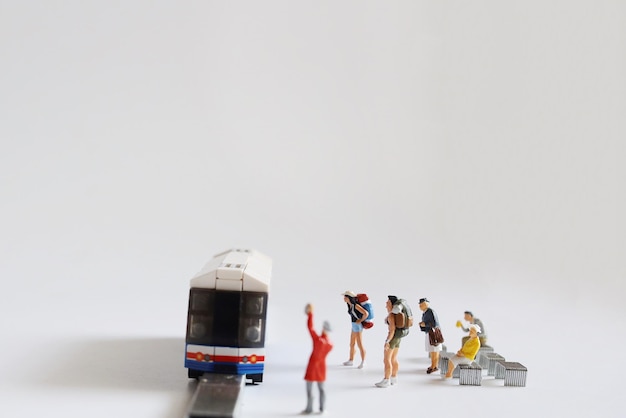 Близкий план статуэтки с миниатюрным поездом на белом фоне