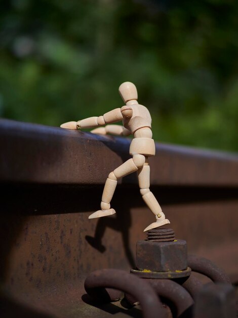 Photo close-up of figurine on wood