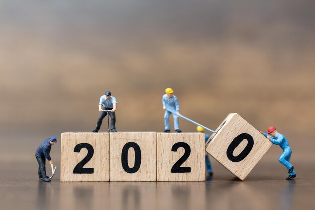 写真 2020年の数字のブロックをテーブルの上に置く