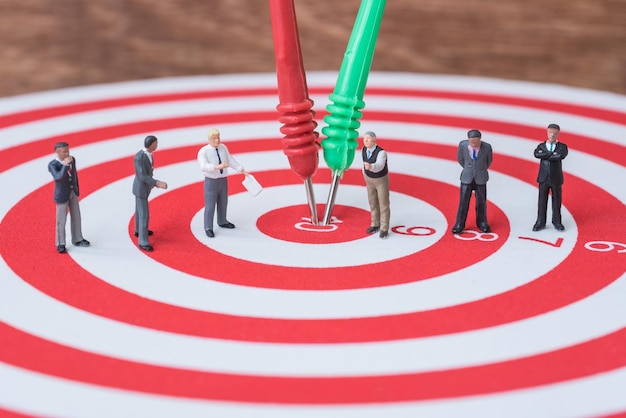 Photo close-up of figurines on dartboard