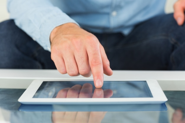 Photo close up of finger from man touching tablet