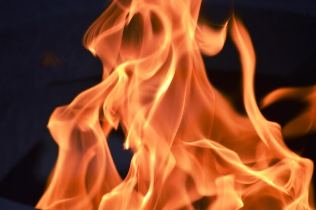 Photo close-up of fire against black background