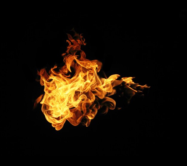 Photo close-up of fire against black background