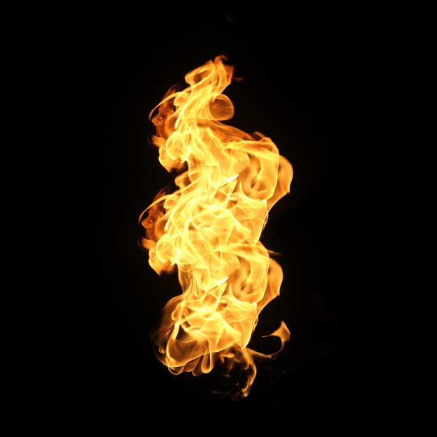 Photo close-up of fire against black background