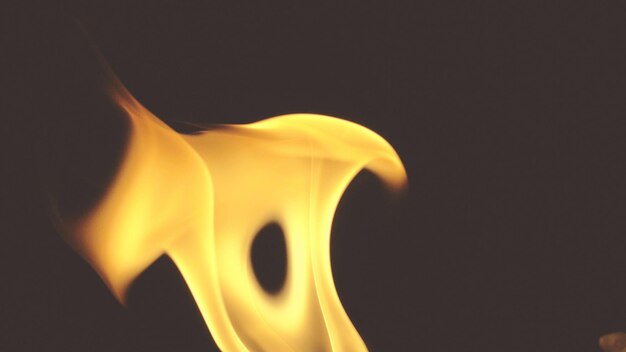 Photo close-up of fire against black background