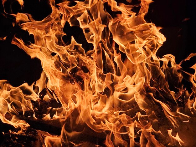 Photo close-up of fire against black background