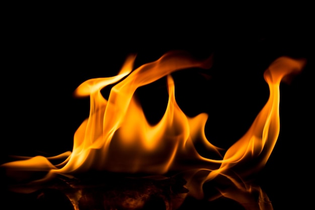 Photo close-up of fire against black background