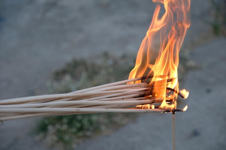 Photo close-up of fire against blurred background