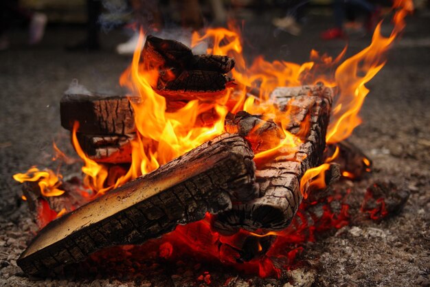 Foto close-up del fuoco che brucia sul legno