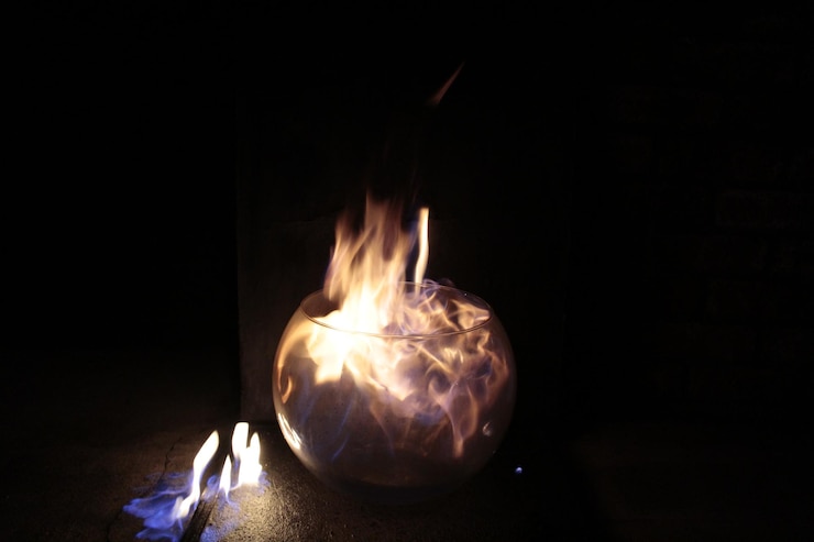 Photo コンテナ内の火事のクローズアップと黒い背景