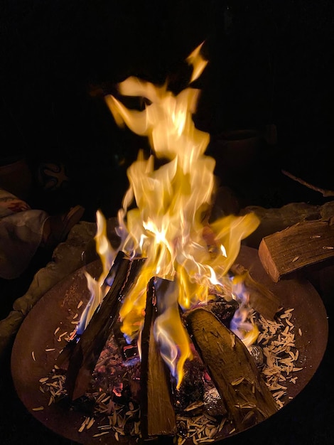 Foto prossimo piano del fuoco al buio.