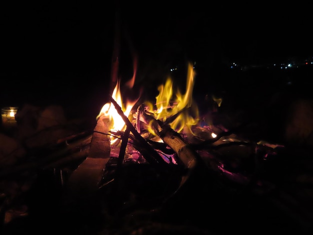 Photo close-up of fire in the dark