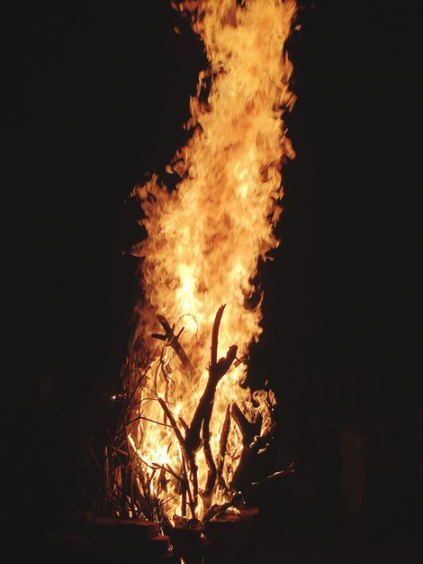 Foto prossimo piano del fuoco al buio