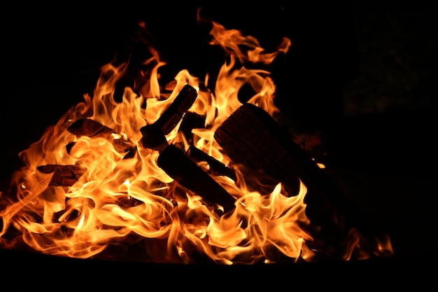 Foto prossimo piano del fuoco al buio