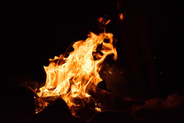 Foto prossimo piano del fuoco al buio