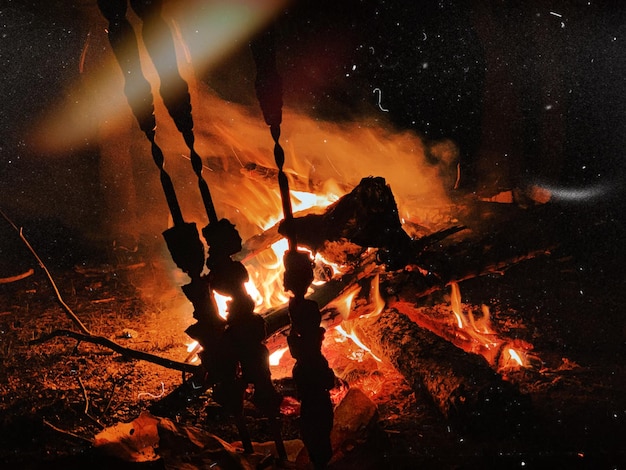 Foto prossimo piano del fuoco al buio