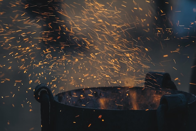 バーベキューグリルに展示されている火のクローズアップ
