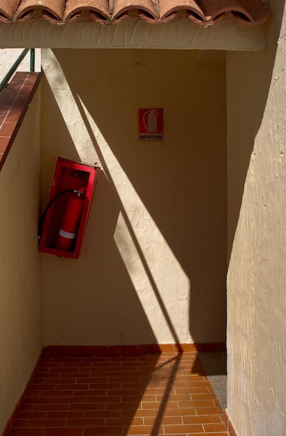 Photo close-up of fire extinguisher on wall