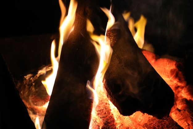 Foto prossimo piano dell'incendio di notte