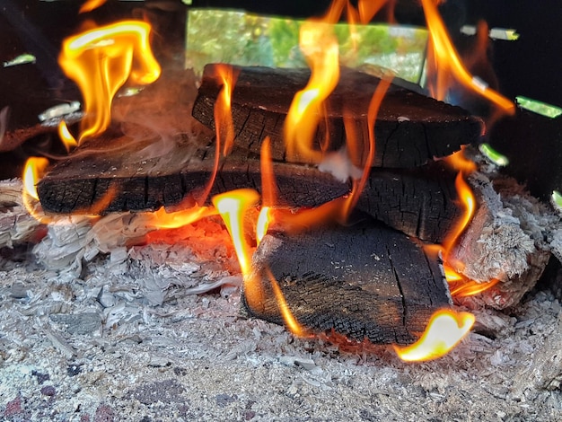 Photo close-up of fire on wood