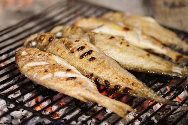 Foto prossimo piano di pesce su una griglia da barbecue