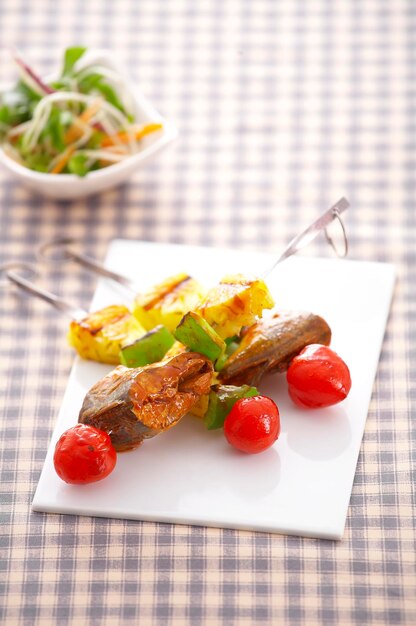 Рыбное барбекю и овощи на белом подносе