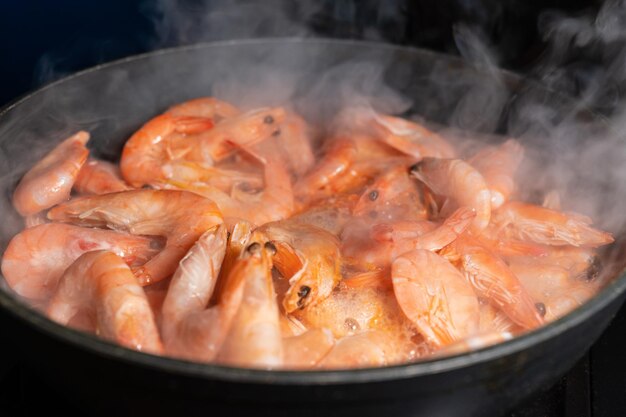 Foto prossimo piano del pesce nella padella