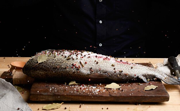 Foto prossimo piano del pesce su un tavolo da taglio