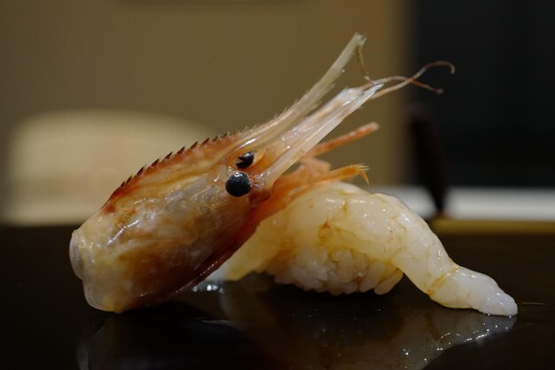 Photo close-up of fish in plate on table