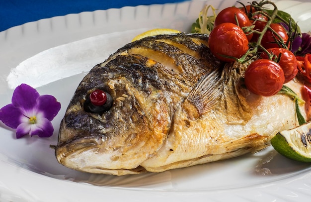皿の中の魚のクローズアップ