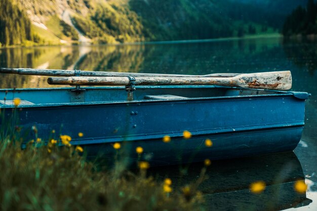 Photo close-up of fishing boat moored in lake