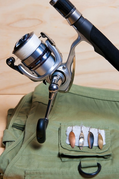 Photo close-up of fishing equipment on table