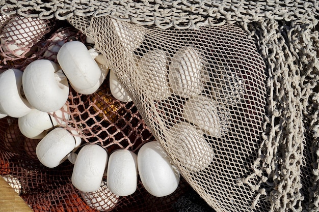 Foto prossimo piano della rete da pesca nel cesto