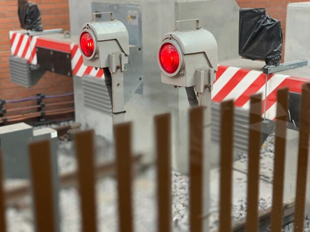 Foto close-up di bandiere contro il muro