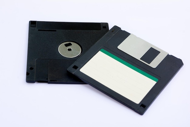 Foto close-up di floppy disk su sfondo bianco