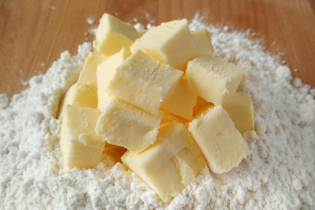 Photo close-up of flour and butter on wooden table