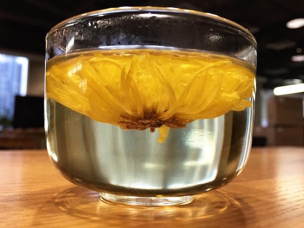 Клоуз-ап цветка в чаше на столе