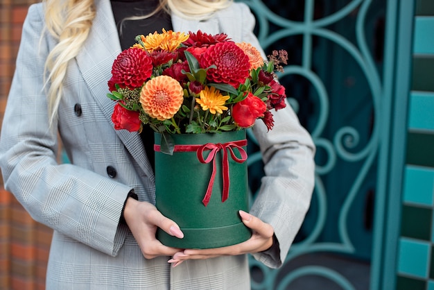 Крупный план цветочной коробки в руках женщины в качестве подарка на свадьбу