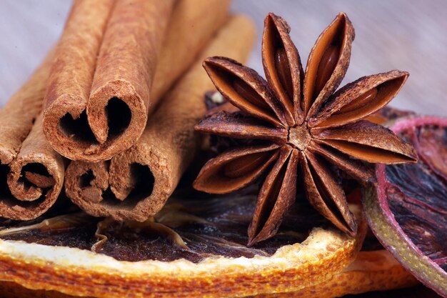 Foto un primo piano di un fiore e cannella