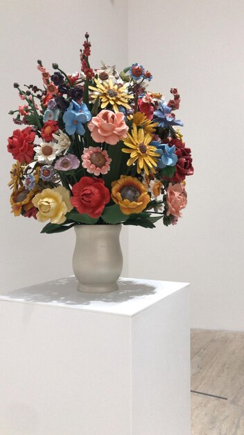 벽 에 맞대고 있는 테이블 위 에 있는 꽃비 의 클로즈업