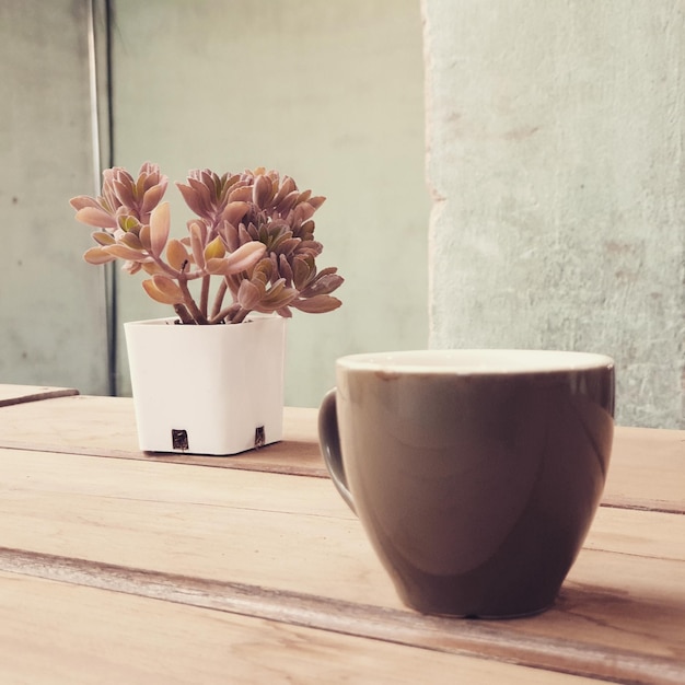 Foto close-up di un vaso di fiori sul tavolo