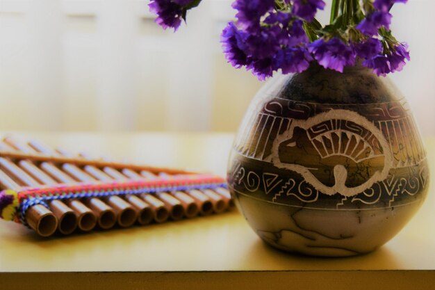 Foto prossimo piano di un vaso di fiori