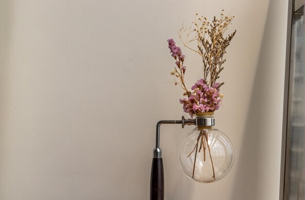 Photo close-up of flower vase on table against wall at home