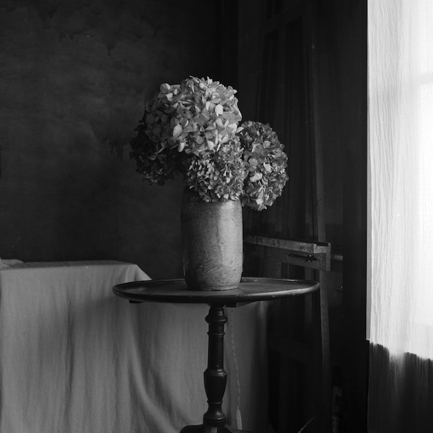 Photo close-up of flower vase on table against wall at home