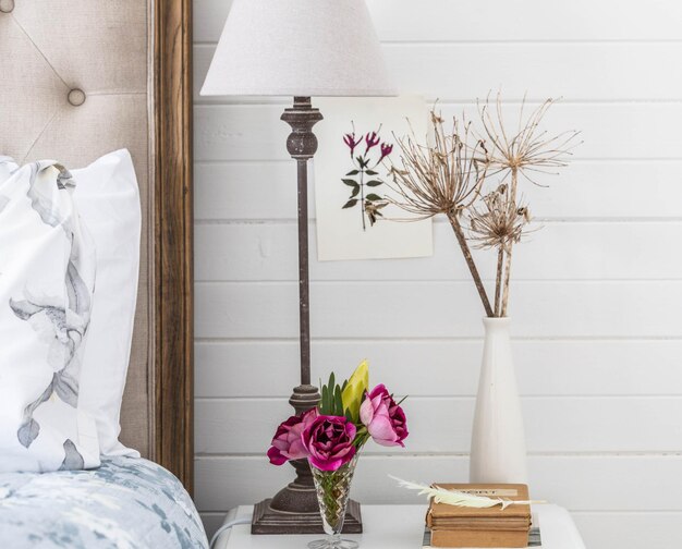 Photo close-up of flower vase on table against wall at home