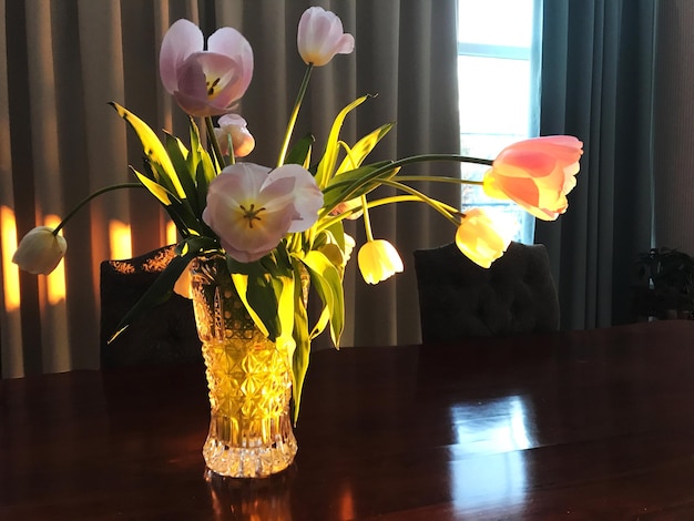 Photo close-up of flower vase on table at home