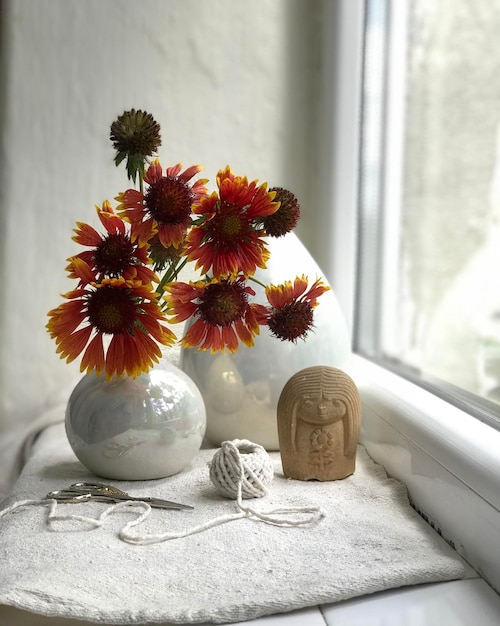 Foto close-up di un vaso di fiori sul tavolo a casa